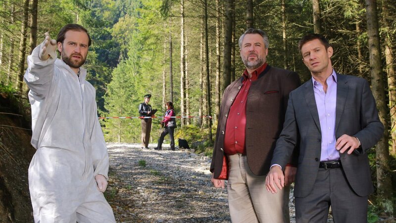 Spurensicherer Franz Leitner (Simon Sebastian Gerasch, l.) macht Stadler (Dieter Fischer, M.) und Hansen (Igor Jeftic, r.) auf eine heiße Spur aufmerksam. – Bild: ZDF