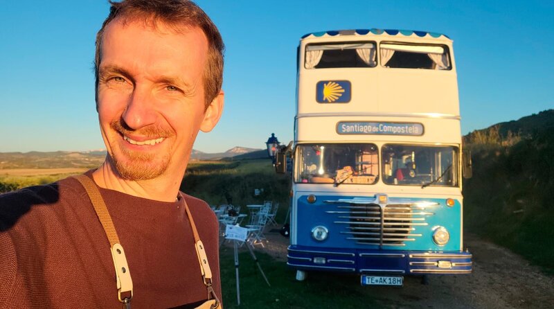 Michèl mit seinem Café-Bus auf dem Jakobsweg. – Bild: WDR
