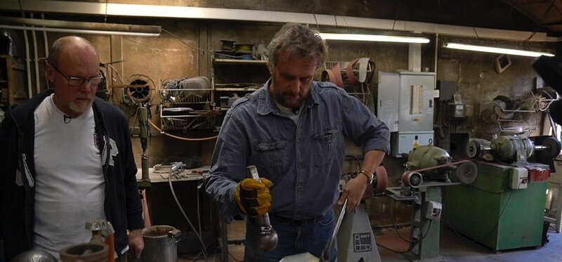 Archäologe Tim Sutherland lernt in der White Rose Armoury, England, einen Brustpanzer zu schmieden. – Bild: ZDF und Jeremy Freeston