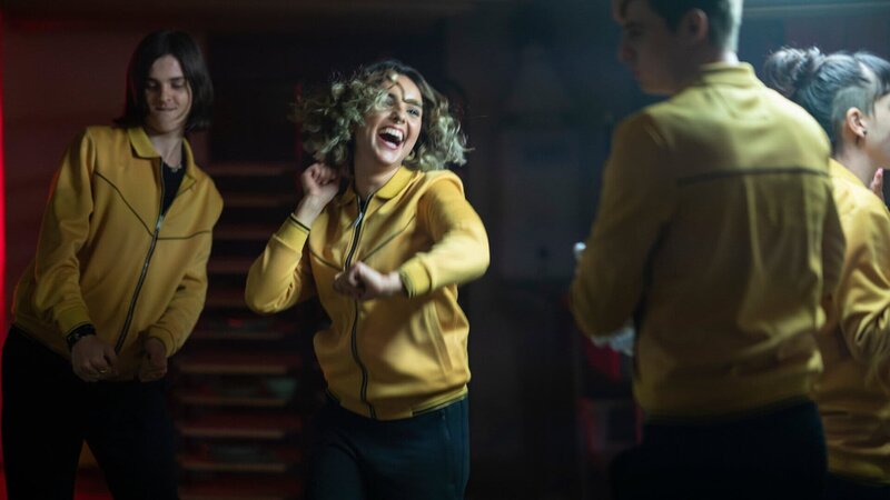 Nachdem Alex Rider (Otto Farrant, 2.v.r.) Musik in der Küche aufdreht, beginnen James (Earl Cave, l.) und Laura (Katrin Vankova, M.) ausgelassen zu tanzen. Dass dies in der Eliteschule strengstens verboten ist, interessiert die drei nicht. Kyra (Marli Siu, r.) ist die einzige, die darüber besorgt ist. – Bild: ZDF und Des Willie