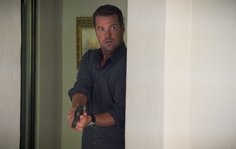 Im Schusswechsel werden mehrere Verdächtige getötet, doch das erschwert Callens (Chris O’Donnell) Ermittlungen und die Fragen im Mordfall bleiben weiter ungeklärt … – Bild: Bill Inoshita