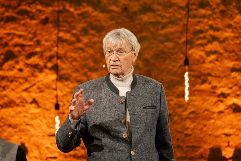 Portrait von Gerhard Polt beim Auftritt seines Kabaretts – Bild: ServusTV /​ Johannes Jank