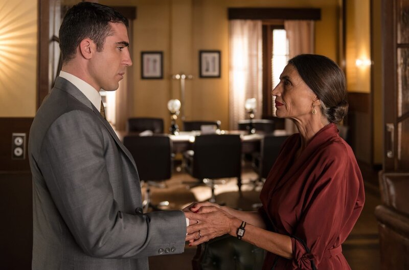 Nicht wissen, dass sie seine Mutter ist, stellt Alberto (Miguel Ángel Silvestre, l.) seine Mutter Isabel (Ángela Molina, r.) als zweite Werkstattchefin ein. – Bild: WDR/​Enrique Baró Ubach/​Beta Film GmbH