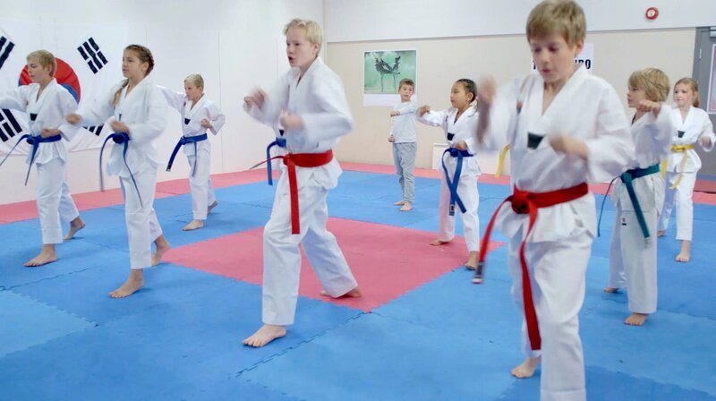 Marlon (5. v.l.: Martin Evensen) begleitet Sander (2.v.l.: Leon Rørtveit Sølland) zum Taekwondo-Training. – Bild: WDR/​NRK Super