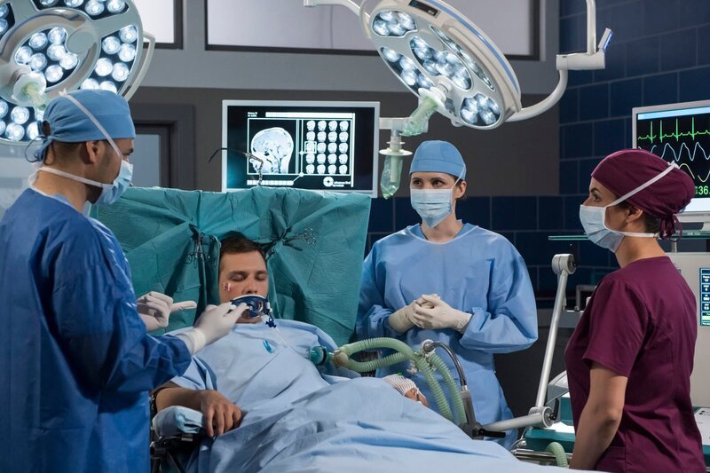 Dr. Moreau (Mike Adler, l.) und Elly Winter (Juliane Fisch, 2.v.r. mit Sanam Afrashteh, r.) operieren erfolgreich Till Danners (Mark Filatov, 2.v.l.) Hirntumor. – Bild: ARD/​Jens Ulrich Koch