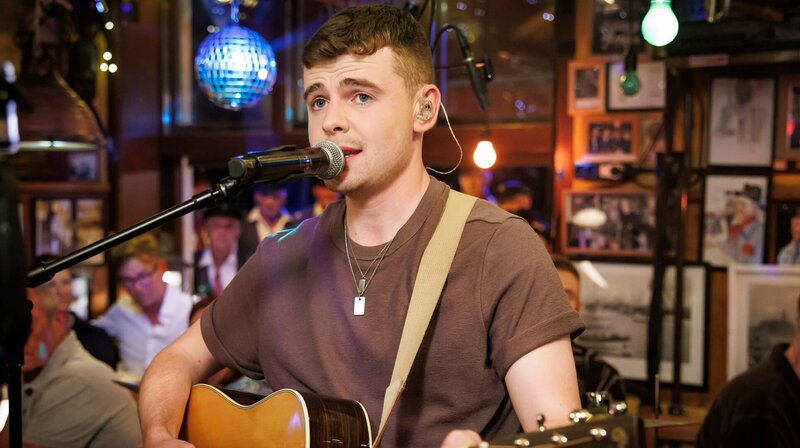 Als musikalischer Gast ist der irische Singer-Songwriter Darren Kiely mit dabei. – Bild: NDR/​Morris Mac Matzen