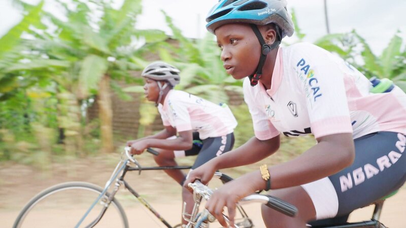 Die Mädchen des Radclub Ngarama trainieren mit Stahlrädern ohne Gangschaltung. Sie möchten gerne an internationalen Wettbewerben teilnehmen. – Bild: ORF