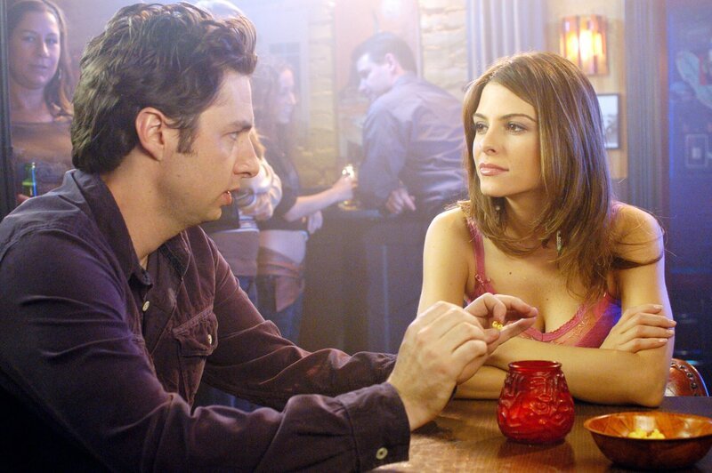 J.D. (Zach Braff, l.) hat Bekanntschaft mit Tamara (Maria Menounos, r.) gemacht und will sich deshalb nicht den Kopf rasieren … – Bild: ORF/​Disney/​Gale Adler