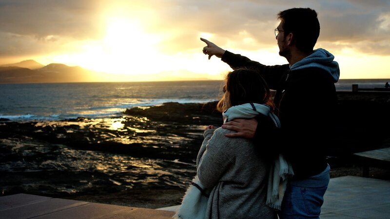 Juengerschaftzentrum Cambio: Zwei junge Menschen vor einem Sonnenuntergang auf Gran Canaria. – Bild: AllianzMission