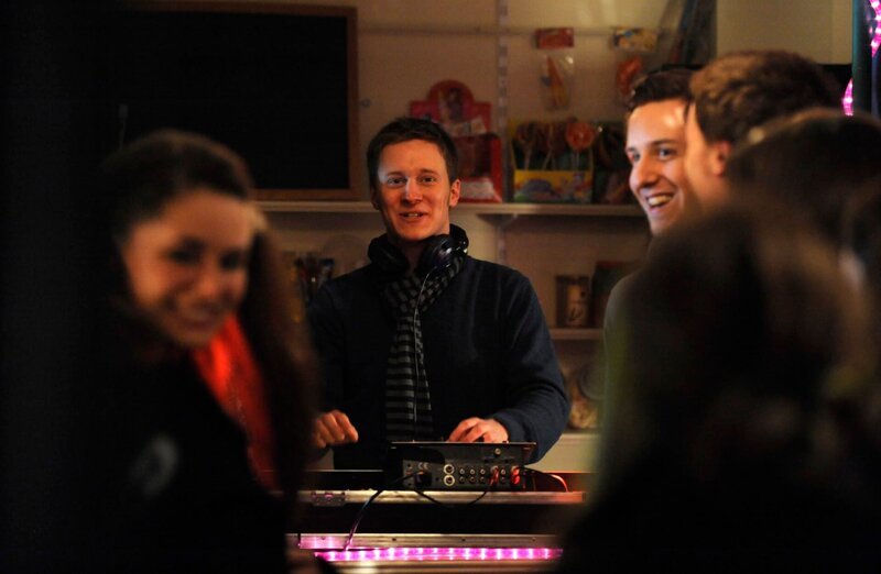 Ludwig (Martin Wenzl) heizt der Lansinger Jugend als DJ ein. – Bild: BR/​Marco Orlando Pichler