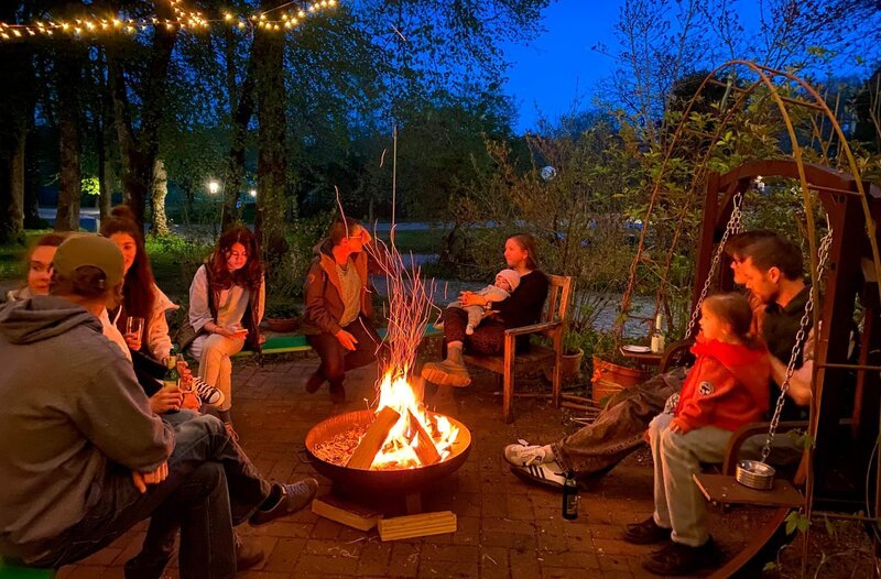 Bewohner des Münzinghofs sitzen abends am Lagerfeuer zusammen. Weiteres Bildmaterial finden Sie unter www.br-foto.de. – Bild: BR