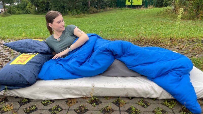 Saskia Fröhlich geht der Frage nach, was man für einen guten Schlaf braucht. – Bild: ZDF und Luisa Mann