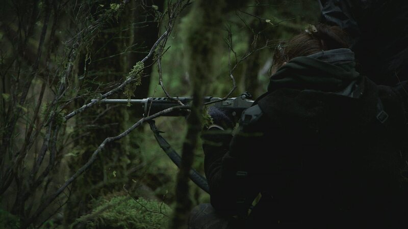 PORT PROTECTION, ALASKA- Amanda takes aim on her first deer hunt. (Photo Credit: National Geographic Channels/​ Robert Jolley) – Bild: Copyright © The National Geographic Channel.