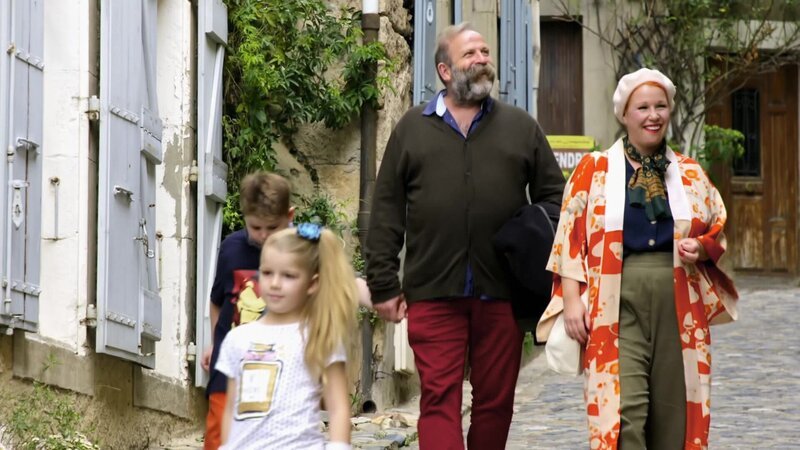 Der Herbst kehrt in Frankreich ein und Dick wendet sich seinem nächsten Projekt zu: Er will ein Insektenhotel bauen, damit die Bewohner seines ummauerten Gartens den Winter gut überstehen. Seine Familie hilft ihm dabei. – Bild: HGTV