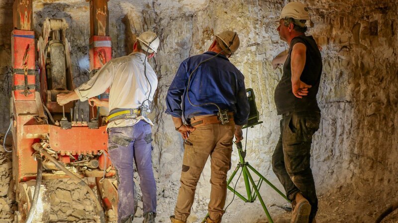 Opaljäger mit einer Schürfmaschine – Bild: Warner Bros. Discovery, Inc.