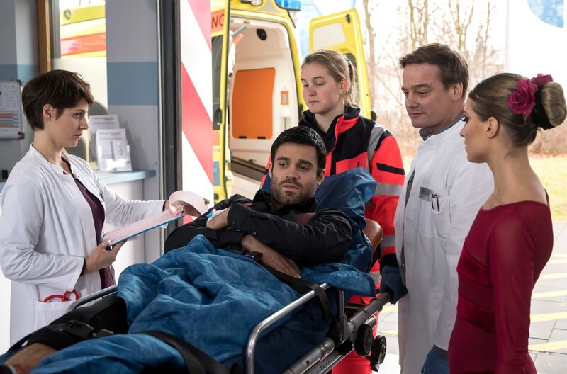 (v.l.n.r.) Theresa Koshka (Katharina Nesytowa); Aziz Rahmani (Deniz Arora); Marc Lindner (Christian Beermann); Romy Menhöfer (Anna Platen) – Bild: ARD/​Jens Ulrich Koch