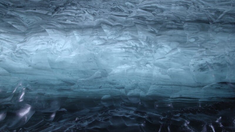 Eis, Licht und Wasser erschaffen eine magisch blau glitzernde Unterwelt im Inneren der isländischen Gletscherhöhlen. – Bild: ZDF