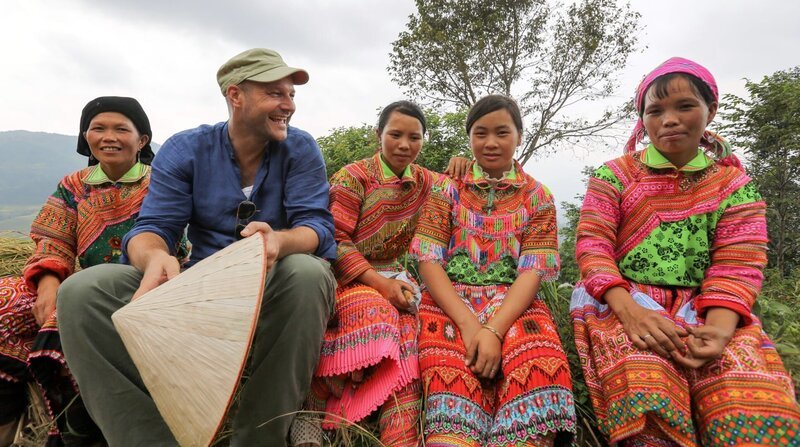 Kurze Pause von schweißtreibender Arbeit: Korrespondent Philipp Abresch mit den Reisbauern von Ha Giang. – Bild: BR/​NDR/​Philipp Abresch