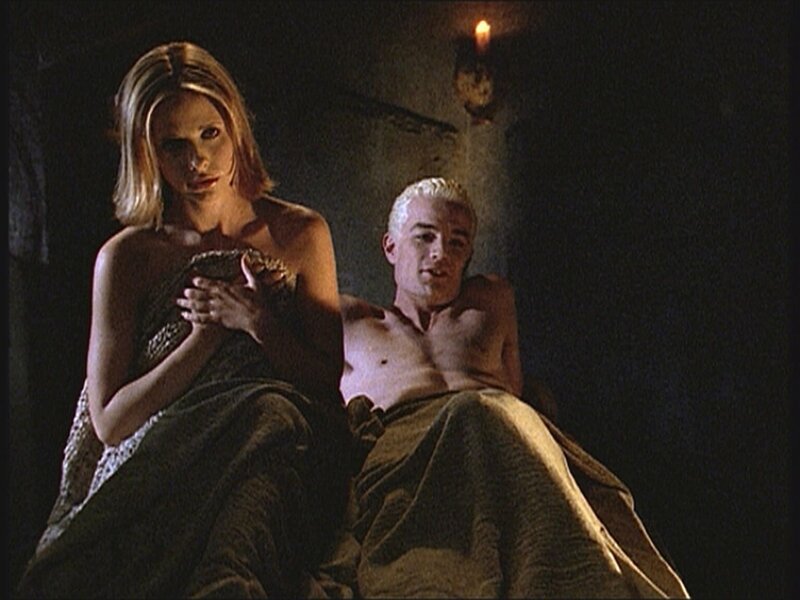 Buffy (Sarah Michelle Gellar, l.) erkennt, dass sie Spike (James Masters, r.) nur ausnutzt und nicht liebt … – Bild: TM + © Twentieth Century Fox Film Corporation. All Rights Reserved. Lizenzbild frei
