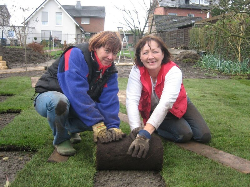 Die Freundinnen Stefanie (l.) und Bettina aus Werne bauen Stefanies Garten um. Das Damen-Duo will eine ganz besondere Blumenrabatte anlegen. – Bild: RTL /​ Tokee Bros./​MP