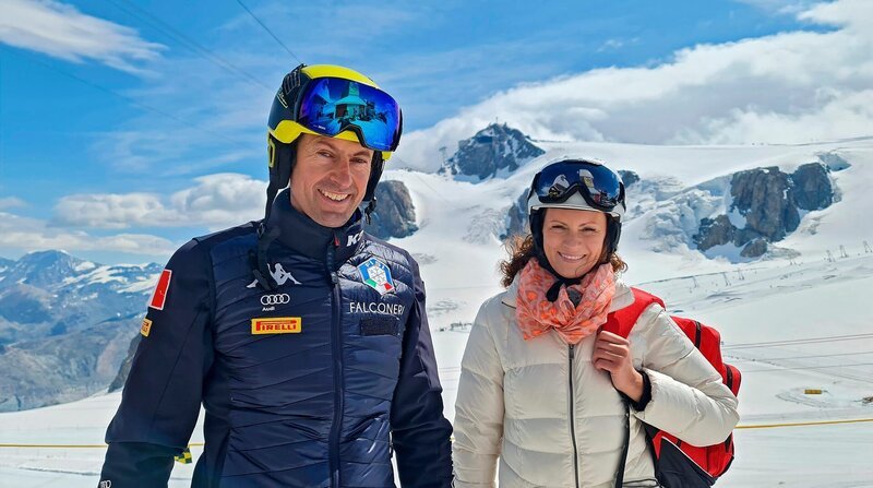 Moderatorin Anne Willmes (r) mit dem mehrfachen Speedski-Weltmeister Simone Origone auf dem Plateau Rosa. – Bild: ZDF und WDR/​Alice Tschöke