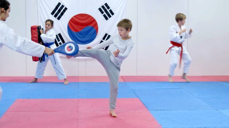 Marlon (Martin Evensen) macht Fortschritte beim Taekwondo. – Bild: WDR/​NRK Super