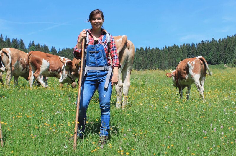 Anna verbringt einen Sommer auf der Alm von Sennerin Kati und hilft ihr bei der Arbeit. Die Saison beginnt mit dem Almauftrieb der Kühe. – Bild: BR/​TEXT + BILD Medienproduktion GmbH & Co. KG