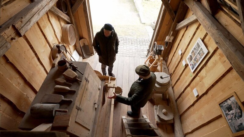 Karl Hohenlohe und Harald Marschner in einer alten Mühle. – Bild: ORF/​Clever Contents