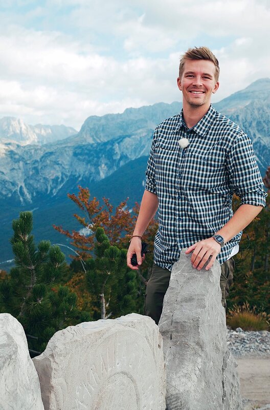 Christian Loß präsentiert pünktlich vor den kommenden Feiertagen und langen Brückentags-Wochenenden die besten Ausflugstipps und schönsten Reiseziele. – Bild: WDR/​Nico Sobolewski