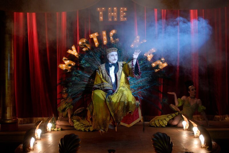 Kann der der geheimnisumwitterte Mystic Man (Richard Dreyfuss) DG und ihren Freunden helfen, Oz vor der Zerstörung zu retten? – Bild: KinoweltTV Kann der der geheimnisumwitterte Mystic Man (Richard Dreyfuss) DG und ihren Freunden helfen, Oz vor der Zerstörung zu retten? – Bild: KinoweltTV