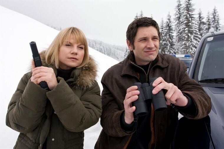 Karin Kofler (Kristina Sprenger) und Klaus Lechner (Andreas Kiendl) bei einem Einsatz mit Kältetest. – Bild: port.hu
