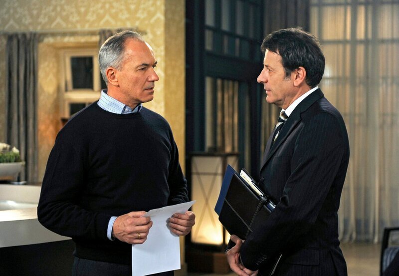 Roman (Johannes Rühring, l.) ist erschüttert, als er von Gunter (Hermann Toelcke, r.) erfährt, dass seine Tochter Bente einen Unfall hatte. – Bild: ARD/​Nicole Manthey