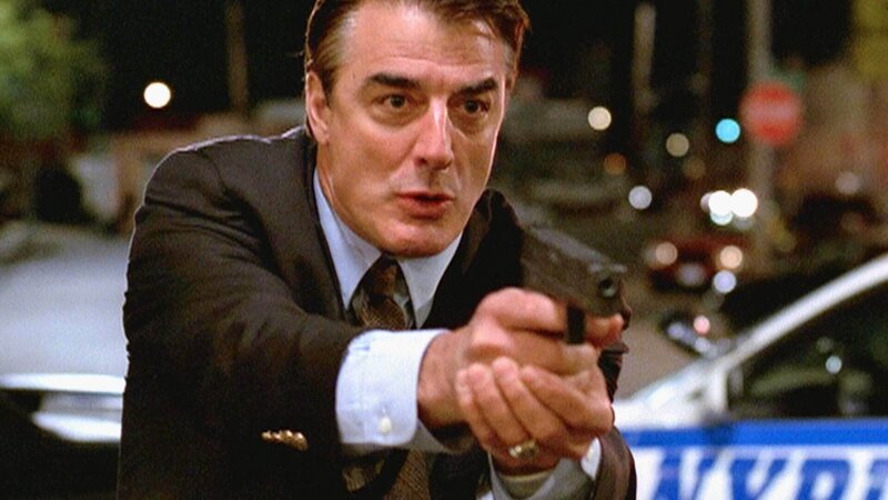 In Notwehr erschießt Detective Logan (Chris Noth) einen vermeintlichen Gangster. Wie sich herausstellt, war es ein Undercover-Cop. – Bild: MG RTL D