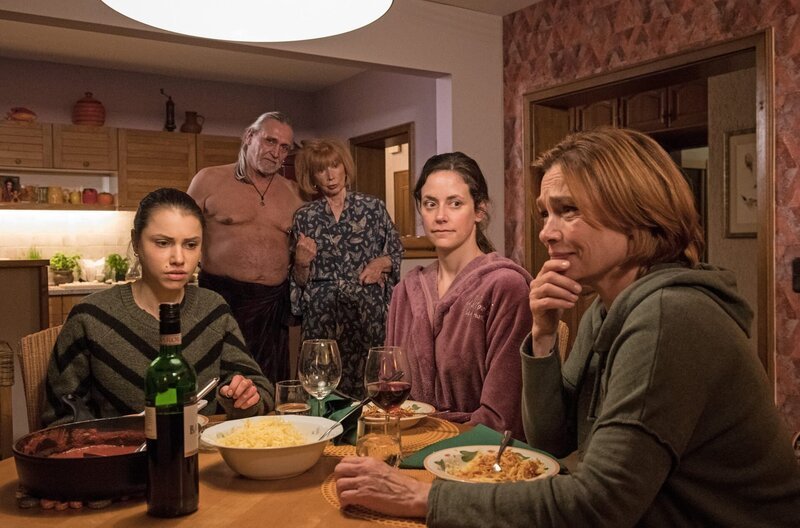 Ist das jetzt peinlich? Billy (Aglaia Szyskowitz, re.) hat Frau Hellwig (Anja Knauer, 2.v.re.) mit in die Wohnung gebracht, Hannah (Vivien Sczesny, li.) ist zu ihnen geflüchtet und Christel (Ursela Monn) steht plötzlich mit Theo, ihrem Date im Wohnzimmer. – Bild: SWR/​FFP New Media GmbH/​Jakob Schnetz