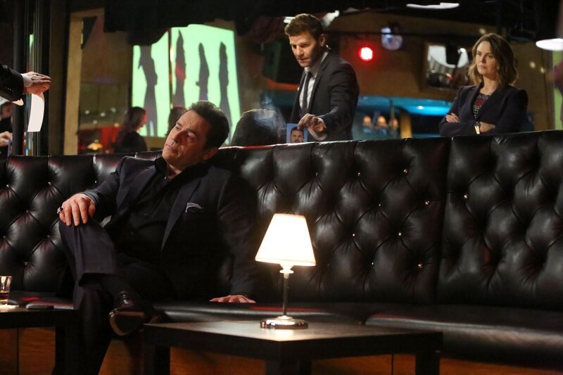 Booth (David Boreanaz) und Brennan (Emily Deschanel) suchen im Nachtclub nach Verdächtigen. – Bild: Fox