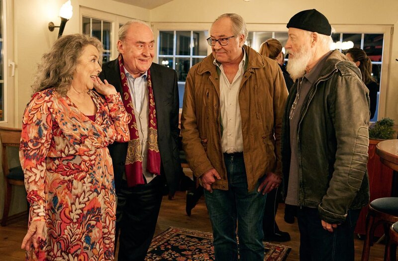 Klaus Schmitz (Hartmut Volle, 2.v.r.) und Reinhard Bielefelder (Bill Mockridge, r.) treffen in der Theater-Bar auf Uta (Isabel Trimborn, l.) und Plocher (Michael Prelle, 2.v.l.) – Bild: ARD/​Kai Schulz