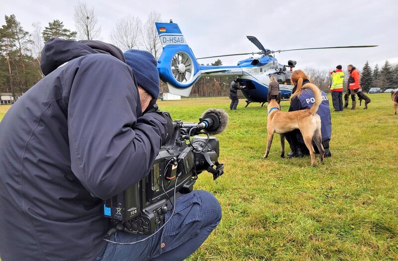 Dreharbeiten in Pretzsch bei einem zur Diensthund-Grundausbildung gehörenden Hubschrauber-Flug. – Bild: MDR/​Tom Kühne