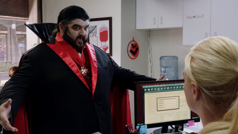 Gerät beim Blutspenden in Gefahr und benötigt deswegen dringend die Hilfe von Danny, Steve und dem Team: Jerry (Jorge Garcia) … – Bild: CBS Broadcasting, Inc.