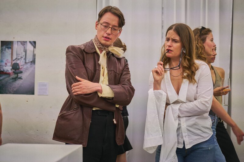 Frau Gröner (Isabell Polak, M.) philosophiert mit einem Ausstellungsbesucher (Komparse, l.) über Kunst. – Bild: ZDF und Norman Keutgen