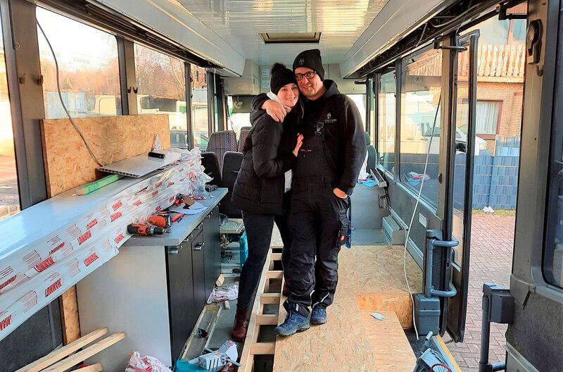 Sofia (l) und Carsten Rudolf bauen ihren Schulbus selber zum Camper um. – Bild: WDR/​Sagamedia/​Friederike Nehrkorn