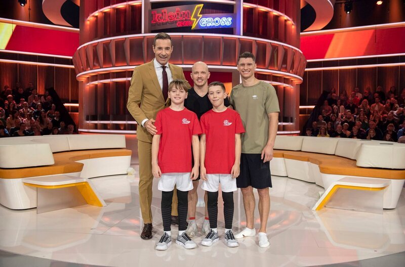 Kai Pflaume, Fabian Hambüchen, Lukas Dauser, Emile und Niki (9 Jahre). – Bild: NDR/​Thorsten Jander