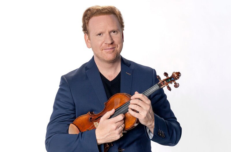 Der Geiger, Autor und Weltbürger Daniel Hope präsentiert Musik, die ihn bewegt, beeinflusst und berührt. Hope zählt zu den spannendsten Persönlichkeiten des internationalen Musiklebens: Als weltweit gefeierter Geiger ist er bei allen großen Orchestern, Festivals und Konzerthäusern zu Gast. Im amerikanischen Savannah leitet er selbst ein Musikfestival und beschäftigt sich immer wieder mit Fragen des Musiklebens und der Musikgeschichte. – Bild: WDR/Herby Sachs Der Geiger, Autor und Weltbürger Daniel Hope präsentiert Musik, die ihn bewegt, beeinflusst und berührt. Hope zählt zu den spannendsten Persönlichkeiten des internationalen Musiklebens: Als weltweit gefeierter Geiger ist er bei allen großen Orchestern, Festivals und Konzerthäusern zu Gast. Im amerikanischen Savannah leitet er selbst ein Musikfestival und beschäftigt sich immer wieder mit Fragen des Musiklebens und der Musikgeschichte. – Bild: WDR/Herby Sachs