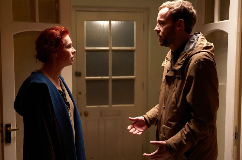 Kate Linville (Henny Reents) mit dem Vater Jason Goldsby (Alexander Perkins) der Entführten. – Bild: ARD Degeto/​Neil Sherwood