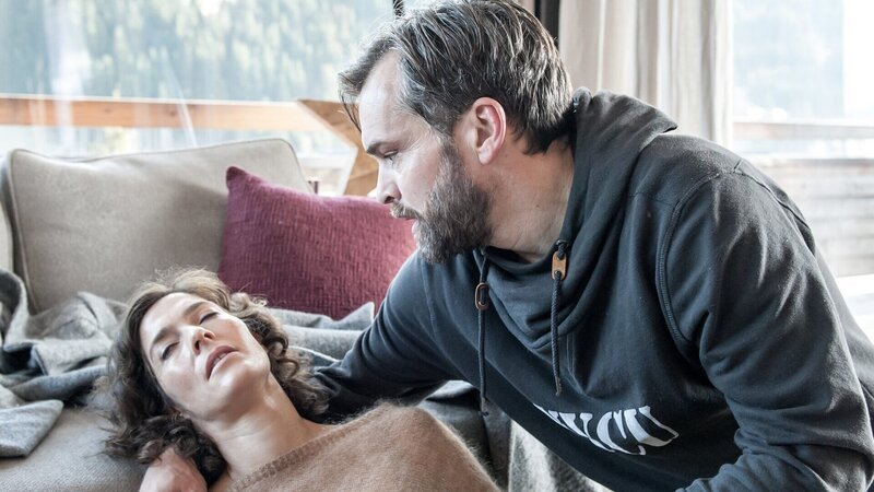 Michaela Höffner (Margrit Sartorius, l.) bricht zusammen. Ihr Mann Sebastian (Ole Puppe, r.) macht sich große Sorgen. Von ihrer MS-Erkrankung ahnt er nichts. – Bild: ZDF und Stefanie Leo