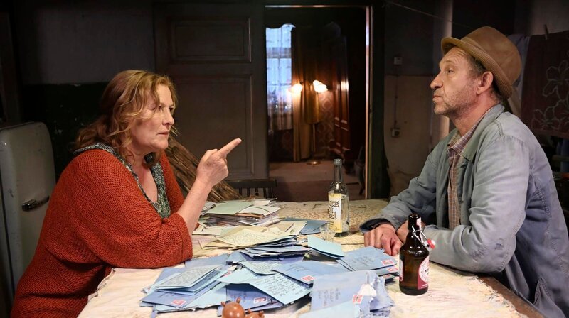 NDR Fernsehen NEUES AUS BÜTTENWARDER, „Die Schwester“, am Freitag (01.01.21) um 19:00 Uhr. Wiedervereint nach 40 Jahren, die Geschwister Ylvie (Suzanne von Borsody) und Adsche Tönnsen (Peter Heinrich Brix). – Bild: NDR/​Nicolas Maack