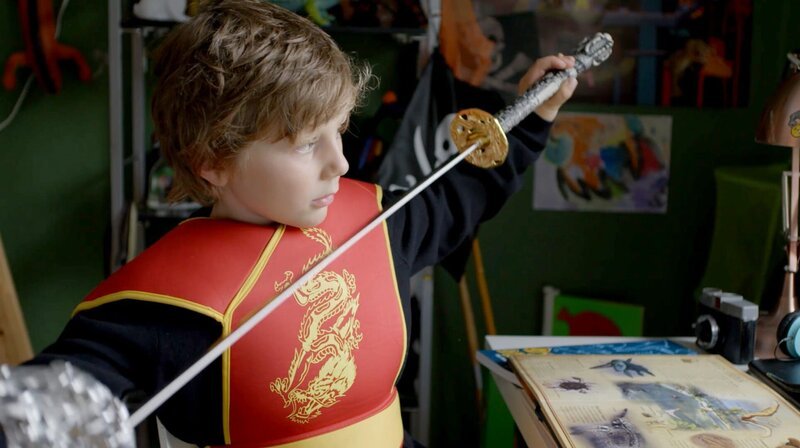Hugo (Petter Mortensen, li.) hat von Marlon dessen Samuraischwert geschenkt bekommen. – Bild: WDR/​NRK Super