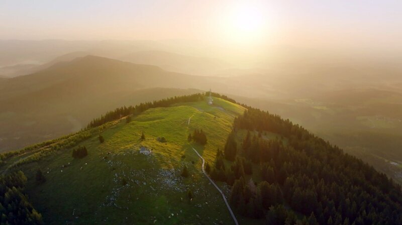  Morgenstimmung am Ostgipfel des Schöckl. – Bild: ORF/​Posch TV Filmproduktion