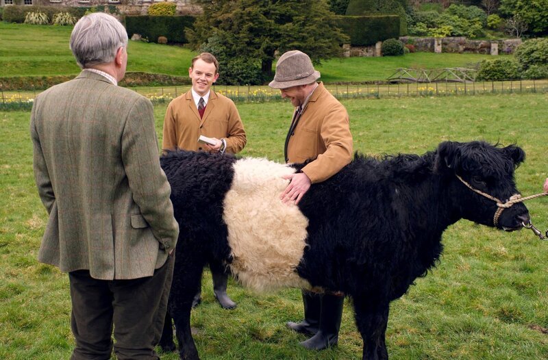L-R: Colonel Merrick (James Fleet), Tristan Farnon (Callum Woodhouse), Siegfried Farnon (Samuel West) – Bild: WDR/​Playground Television Ltd & all3media international