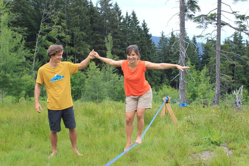 Anna lernt Friedi kennen. Er ist einer der weltbesten Slackliner. Bei dem Sport balanciert man über ein schmales Band. – Bild: BR/​TEXT + BILD Medienproduktion GmbH & Co. KG