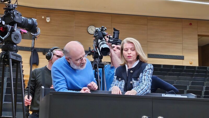 Für eine bessere Diagnostik entwickelt die Professorin Ute Seeland einen neuen Fragenkatalog für Patientinnen und Patienten. Harald Lesch geht mit ihr die Fragen durch und ist überrascht, was man hier alles beantworten soll. Denn nicht nur das Geschlecht, sondern auch soziale und kulturelle Einflüsse können eine entscheidende Rolle bei Krankheiten und deren Behandlung spielen. – Bild: ZDF und Christina Schrader